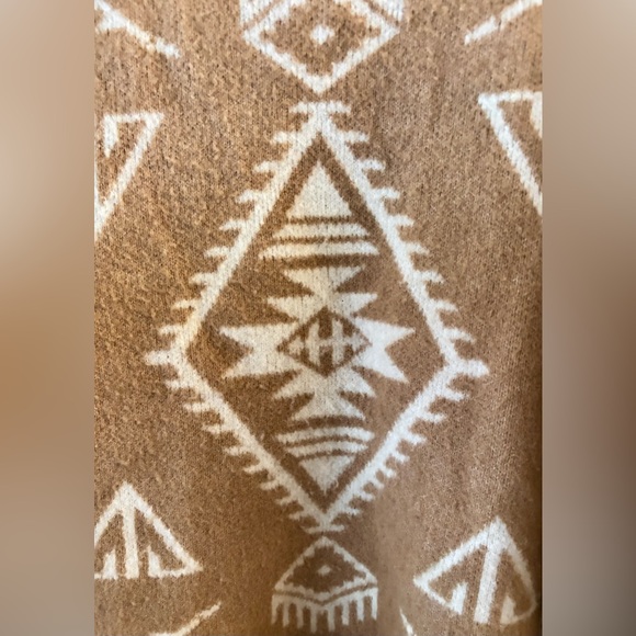 Oversized Aztec Print Sweater – Tan & White - Picture 5 of 7